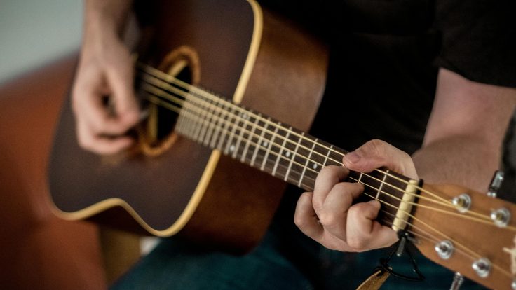 O Violão da Esperança em uma Noite Fria